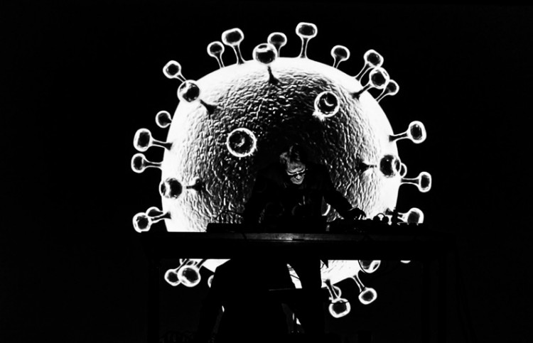 Carl Michael von Hauswollf, występ zawierający sonifikację wirusów podczas Sanatorium Dźwięku 2019, fot. Piort Jaxa